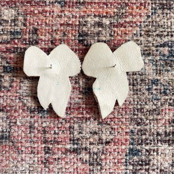 Vintage Cream White Bow Beaded Pearl Sequin Stud Earrings by Avon Holiday Bridal - Picture 3 of 6